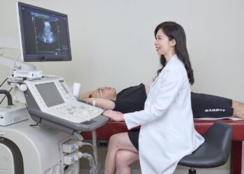 台大醫院家庭醫學部主治醫師粘曉菁指出，40歲後女性受到荷爾蒙變化影響，身體代謝逐漸下降，而內臟脂肪細胞卻可能反向活化。更年期女性因荷爾蒙改變，代謝症候群及腹部肥胖風險明顯增加，更需要提早做好健康管理。