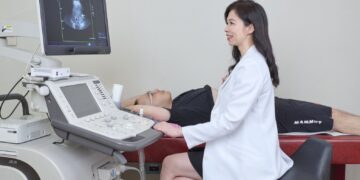 台大醫院家庭醫學部主治醫師粘曉菁指出，40歲後女性受到荷爾蒙變化影響，身體代謝逐漸下降，而內臟脂肪細胞卻可能反向活化。更年期女性因荷爾蒙改變，代謝症候群及腹部肥胖風險明顯增加，更需要提早做好健康管理。