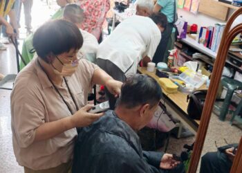 左營區新光里歡度父親節義剪、經絡服務送暖,讓辛苦爸爸帥氣過節