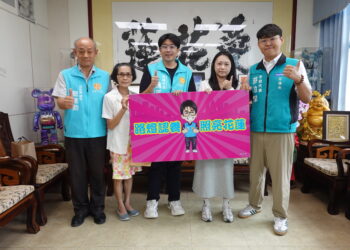 吳青蓉把幸運化成光亮  認養50盞路燈添光明  