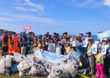 新北市觀旅局攜手深澳鐵道自行車舉辦百人淨灘活動清出185公斤海廢