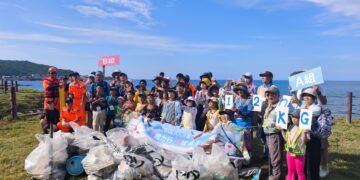 新北市觀旅局攜手深澳鐵道自行車舉辦百人淨灘活動清出185公斤海廢