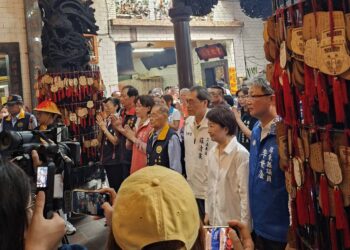 盧秀燕南下東港力挺蘇清泉 東隆宮、華僑市場人氣爆棚,地方基層展現團結氣勢
