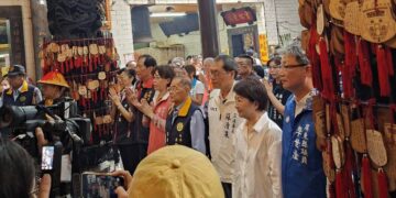 盧秀燕南下東港力挺蘇清泉　東隆宮、華僑市場人氣爆棚，地方基層展現團結氣勢