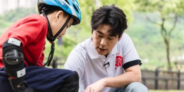 從受助到助人 黃迪揚化身至善愛心大使 與蝙蝠俠、草帽約定 陪伴孩子成長