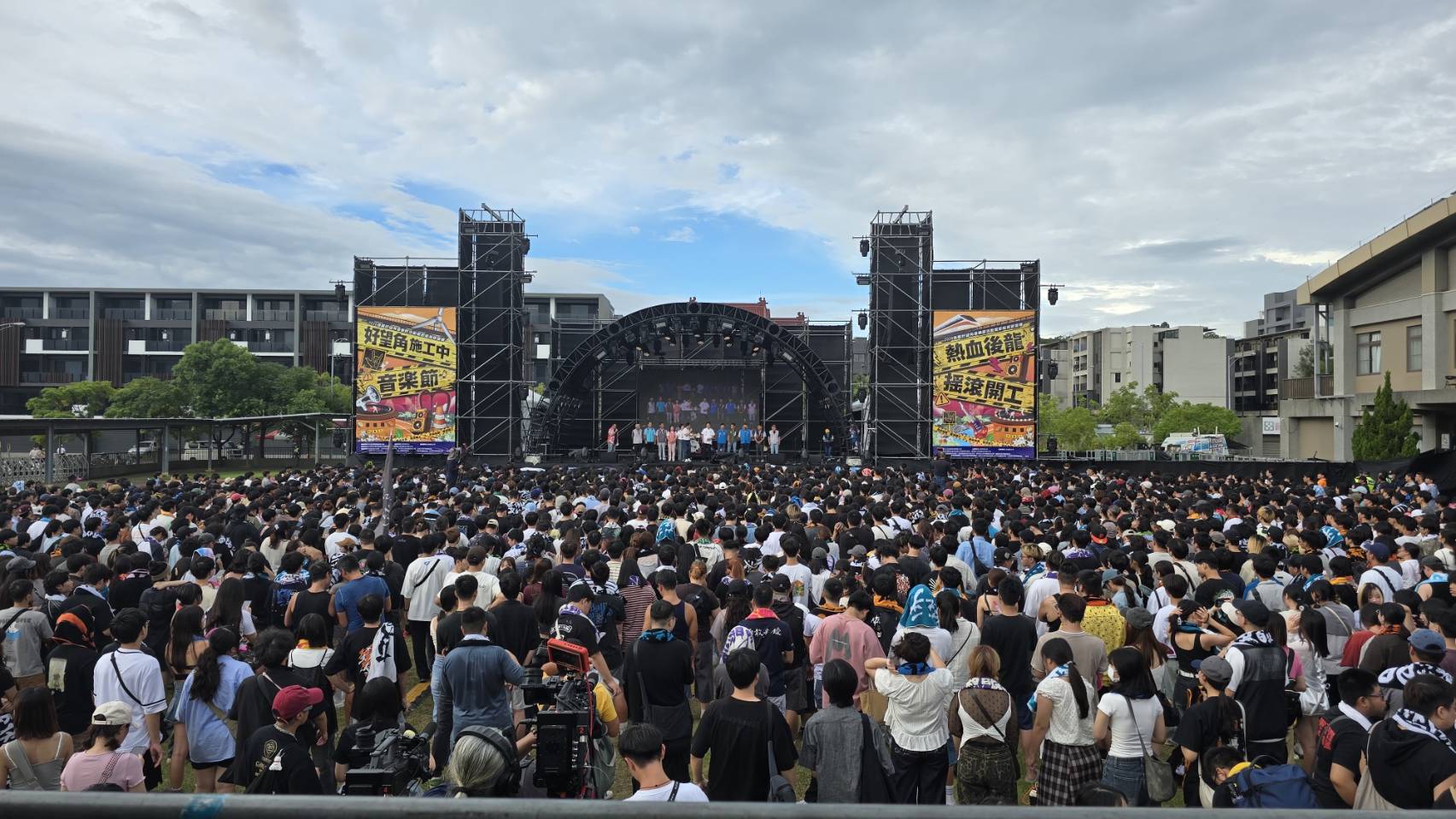 22日「2026後龍好望角施工中音樂節」在新港國中小登場,吸引民眾熱情參與。(圖/記者林均和攝)