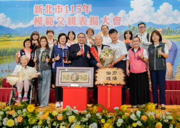 張芳同報社檢字排版工作拉拔7兒女 曾為醫治小兒麻痺女兒千里奔波 獲頒新北市模範父親表揚