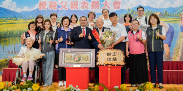 張芳同報社檢字排版工作拉拔7兒女　曾為醫治小兒麻痺女兒千里奔波　獲頒新北市模範父親表揚