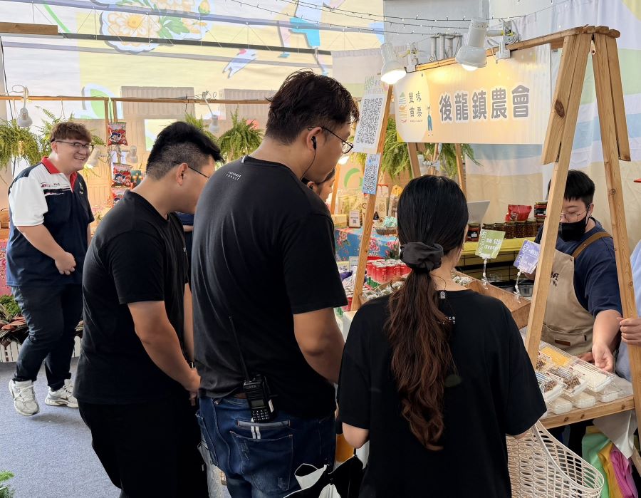 2026中臺灣農業行銷展售會苗栗縣的農產攤位吸引許多民眾參觀。(圖/苗栗縣政府)
