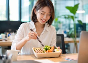 吃澱粉就焦慮?外食族真正該管的,不只那碗飯 看懂一整天的醣類總帳,別再一邊戒飯、一邊把糖喝下肚