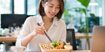 吃澱粉就焦慮？外食族真正該管的，不只那碗飯 看懂一整天的醣類總帳，別再一邊戒飯、一邊把糖喝下肚