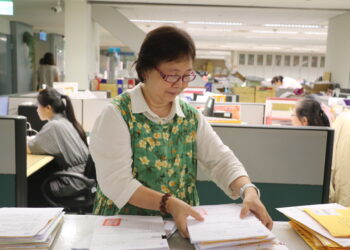 從人工登記到數位掃描 許盈溱堅守新北市社會局公文收發崗位46年將榮退