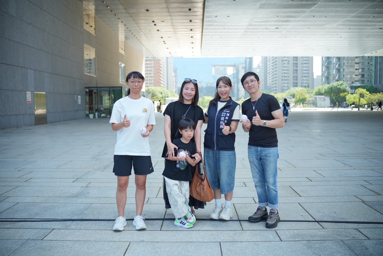 台中市政府運動局黃欣樺專門委員於賽後進行抽獎，並與獲獎球迷合照