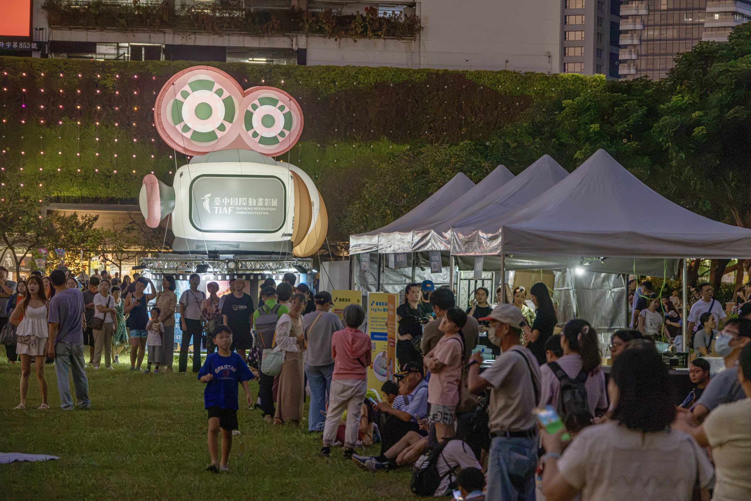 豐富活動贈禮吸引許多民眾排隊領取