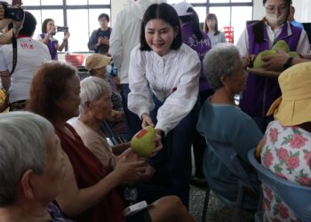 迎中秋挺小農 雲縣府發放文旦關懷據點長者