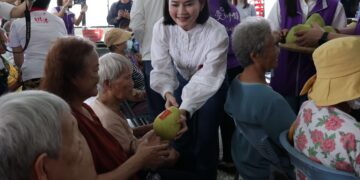 迎中秋挺小農　雲縣府發放文旦關懷據點長者
