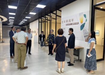 科學不只在實驗室，也可以走進畫布– 「光年與流年」展覽 葉永烜院士與法國學者Alexandre Nominé以藝術展開科學與生命對話
