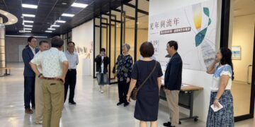 科學不只在實驗室，也可以走進畫布– 「光年與流年」展覽 葉永烜院士與法國學者Alexandre Nominé以藝術展開科學與生命對話