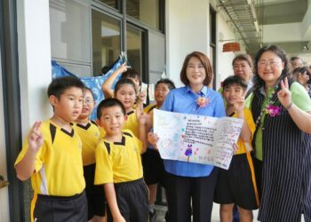 屏東崎峰國小迎嶄新校園 孩子手寫卡片感謝周春米縣長:「每天都覺得很幸福」