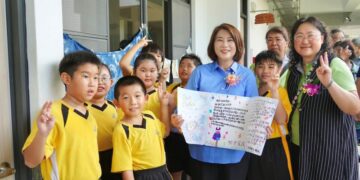 屏東崎峰國小迎嶄新校園 孩子手寫卡片感謝周春米縣長:「每天都覺得很幸福」