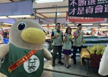 菜奇鴨出任務!崇義黃昏市場反賄選快閃吸睛登場