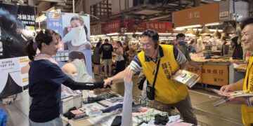 兩代十多年情誼延續 楠梓區國昌里長陳健成率先讓薛兆基「插旗」