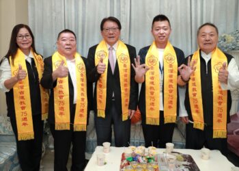 導演陳毅向總統府秘書長潘孟安介紹《三清》 信仰題材作品獲跨黨派關注