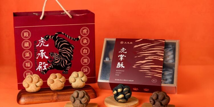 虎承殿再推出『月映福虎』六味團圓禮盒，集結四款經典虎掌酥『吉時厚乳、橙心可可、蔥麻雙喜、金釀福虎』，並首度推出『月桂擂香』、『洛月紅韻』兩款中秋限定風味，讓中秋送禮不只分享滋味，也成為傳遞心意的『伴心禮』。