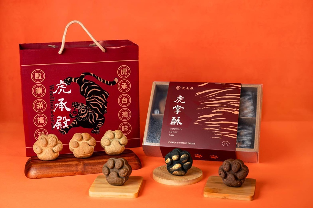 虎承殿再推出『月映福虎』六味團圓禮盒,集結四款經典虎掌酥『吉時厚乳、橙心可可、蔥麻雙喜、金釀福虎』,並首度推出『月桂擂香』、『洛月紅韻』兩款中秋限定風味,讓中秋送禮不只分享滋味,也成為傳遞心意的『伴心禮』。