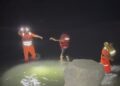 屏東鎮海沙灘2民眾落水 海巡迅速馳援成功救起