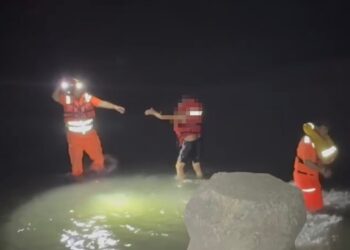 屏東鎮海沙灘2民眾落水 海巡迅速馳援成功救起