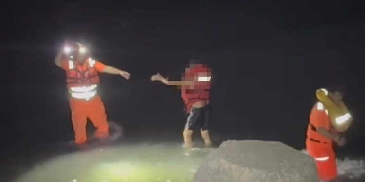 屏東鎮海沙灘2民眾落水　 海巡迅速馳援成功救起