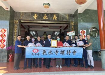 高雄義永寺慈悲傳愛贈物資 前鎮警公私協力暖送弱勢