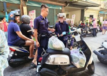 男子豪雨受困積水水溝 東港警涉水合力救援