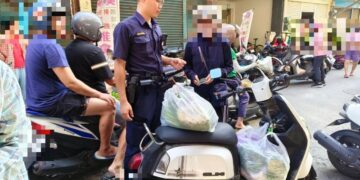 男子豪雨受困積水水溝 東港警涉水合力救援