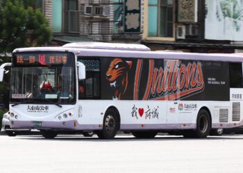 網傳「統一獅公車」被下架?交通局駁烏龍:純屬客運公司調度需求,3輛接駁專車照常同樂