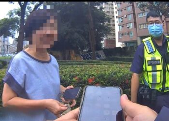 領完錢竟忘了車停哪!六旬婦急喊「3317」 前鎮分局警10分鐘尋回愛車