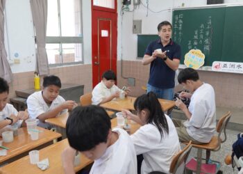 行動化學車開進光復鄉校園  淡江大學攜手亞泥陪伴孩子探索科學