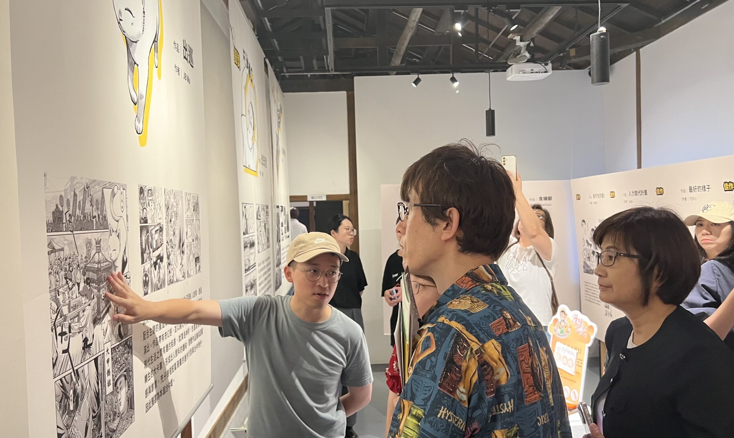 日本鳥取縣漫畫王國官房長內田浩二參觀台中短漫大賽成果展