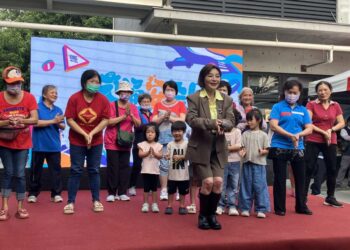 王彩樺屏東西市場快閃宣導交安　和民眾趣味互動，帶動現場熱烈氣氛
