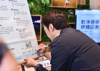 魏嘉賢簽署乾淨選舉自律公約 公開邀請對手簽署共勉