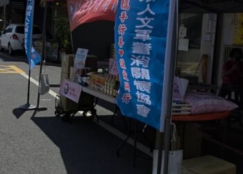 一袋米、一份物資送進家門 胡斌人文軍警消關懷協會屏東送暖 更替行動不便弱勢家庭盼來無障礙廁所