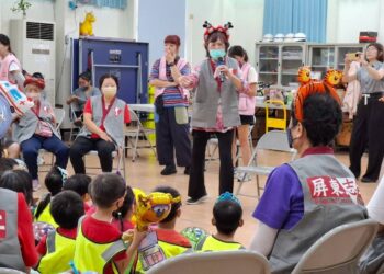 從被服務者到服務者 高齡志工帶幼兒玩古早童玩