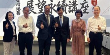 由港啟航向世界,盛治仁以以《轉彎哲學》點醒港務人、以《成為祝福》擘畫永續新航程