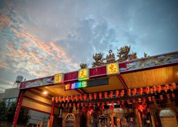 忠天宮靜靜佇立在沙鹿鹿寮里，主祀天上聖母，配祀神農大帝、觀音佛祖，是地方上最安定的存在。