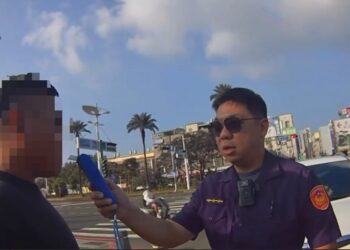 闖紅燈又撞石墩!22歲男竟「開到睡著」 警問:你睡著了喔?他一臉茫然回「蛤?」