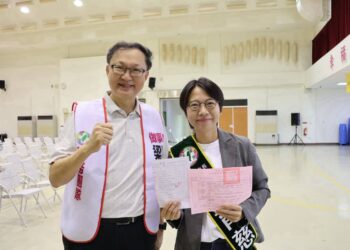 台糖女兒梁育慈登記參選屏東市長 台糖退休長輩共同送上製糖的白甘蔗,象徵節節高升,甘蔗甜甜、屏東水水!