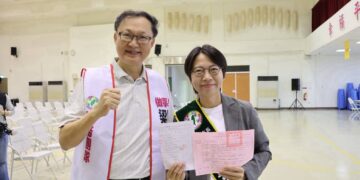 台糖女兒梁育慈登記參選屏東市長 台糖退休長輩共同送上製糖的白甘蔗,象徵節節高升,甘蔗甜甜、屏東水水!