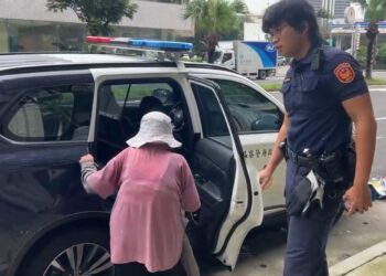 九旬阿嬤下大雨也出門趴趴走　一週迷路兩次前鎮警暖心送返家