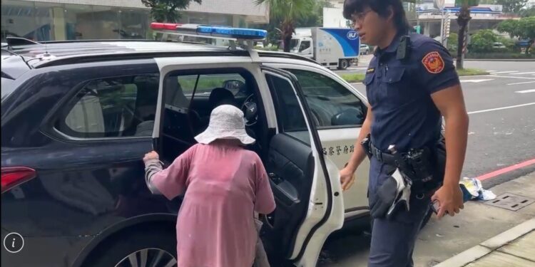 九旬阿嬤下大雨也出門趴趴走　一週迷路兩次前鎮警暖心送返家